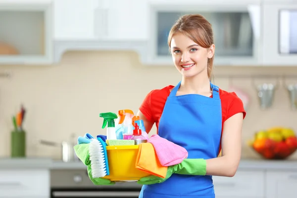Frau hält Waschbecken mit Waschflüssigkeit — Stockfoto