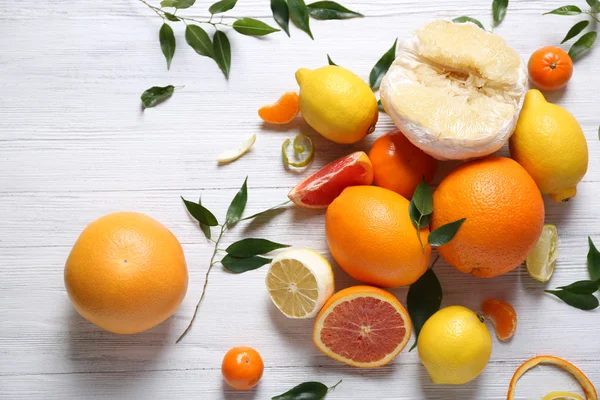 Různé citrusové plody na dřevěný stůl — Stock fotografie