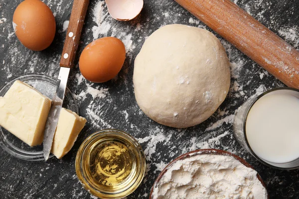 Vers gemaakte deeg en ingrediënten, close-up — Stockfoto