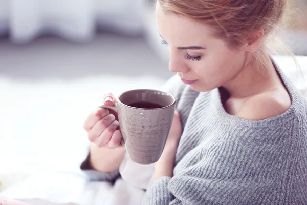 Vrouw genieten van kopje thee — Stockfoto