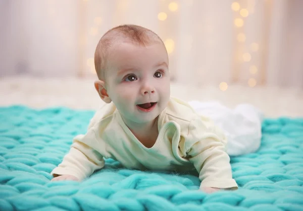 Schönes Baby auf gestricktem Karo — Stockfoto