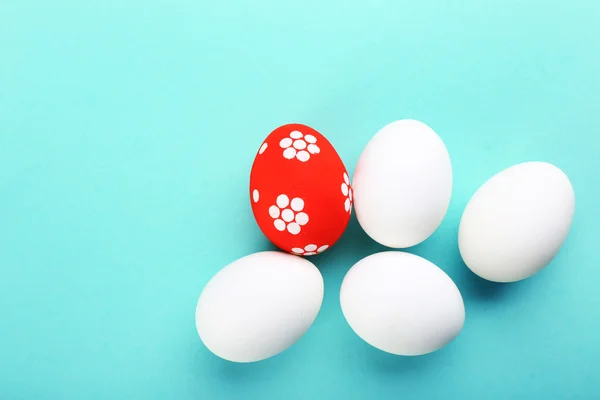 Ovos de Páscoa na mesa azul — Fotografia de Stock