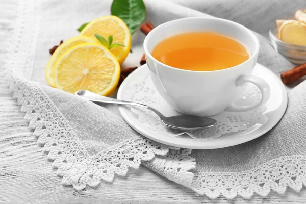 Tasse de thé au gingembre sur serviette — Photo