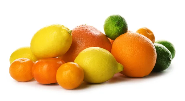 Un montón de cítricos mixtos incluyendo limones, limas, pomelos, naranjas y mandarinas aislados sobre un fondo blanco, de cerca —  Fotos de Stock