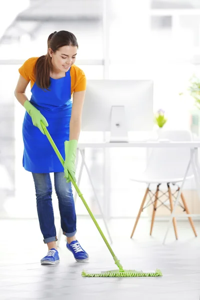 Frau putzt Fußboden — Stockfoto