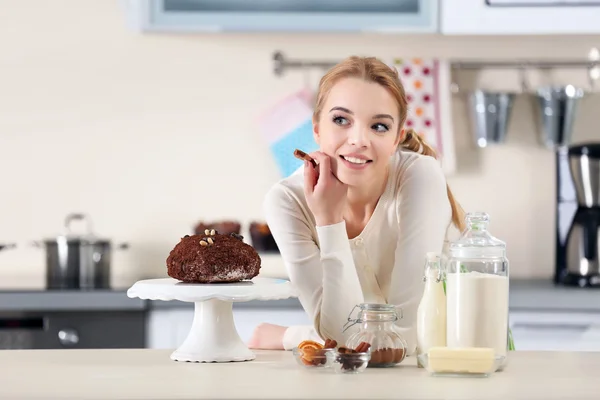 Wanita menghias kue dengan cokelat — Stok Foto