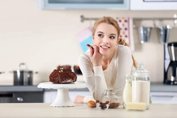 Vrouw versieren van de taart met chocolade — Stockfoto