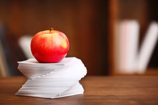 Apple and paper on table — Stock Photo, Image