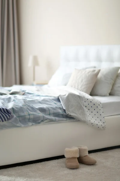 Светлая стильная спальня — стоковое фото