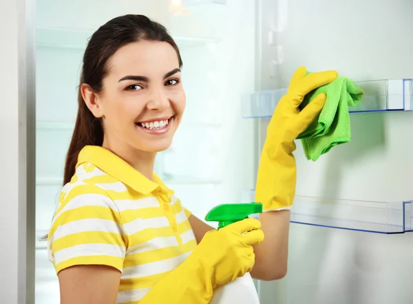 Vrouw wassen koelkast — Stockfoto