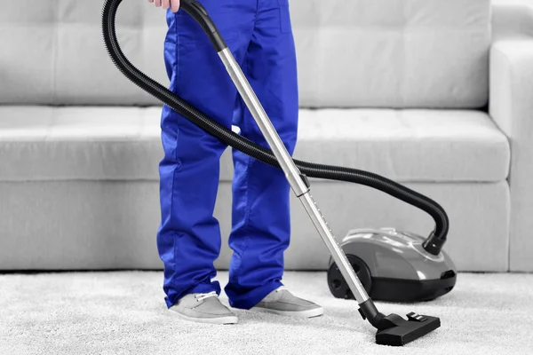 Man cleaning in flat — Stock Photo, Image