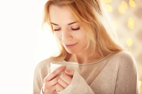 Blond mooi lachende meisje — Stockfoto