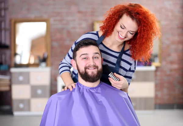 Hairdresser cleaning client face — Stock Photo, Image