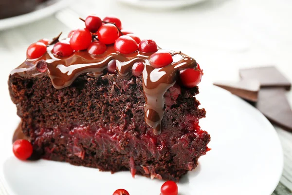 Stück Schokoladenkuchen mit Preiselbeeren auf Teller, Nahaufnahme — Stockfoto