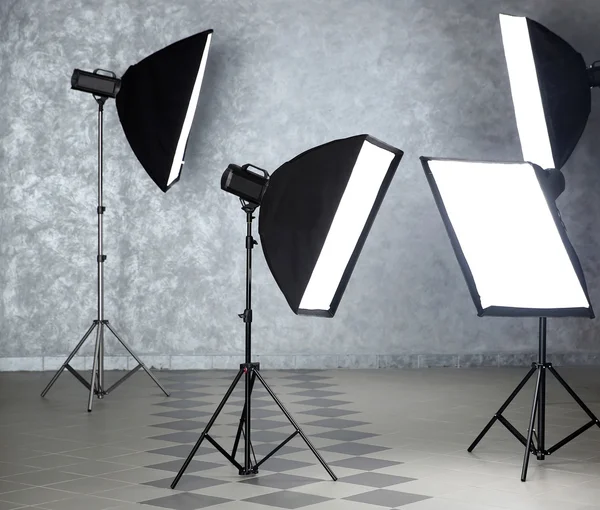 Estúdio fotográfico com equipamento de iluminação — Fotografia de Stock