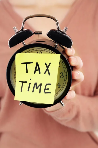 Alarma con inscripción de tiempo de impuestos — Foto de Stock