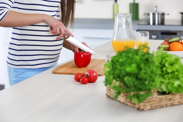 Mujer embarazada preparando ensalada —  Fotos de Stock