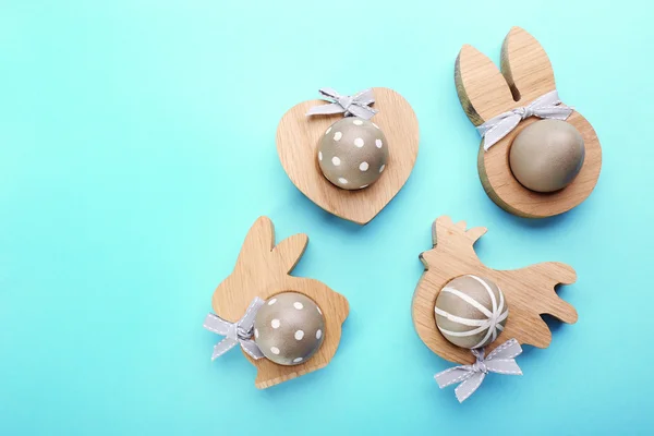 Huevos de Pascua en soportes de madera —  Fotos de Stock