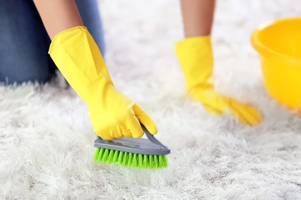 Vrouw schoonmaak tapijt — Stockfoto