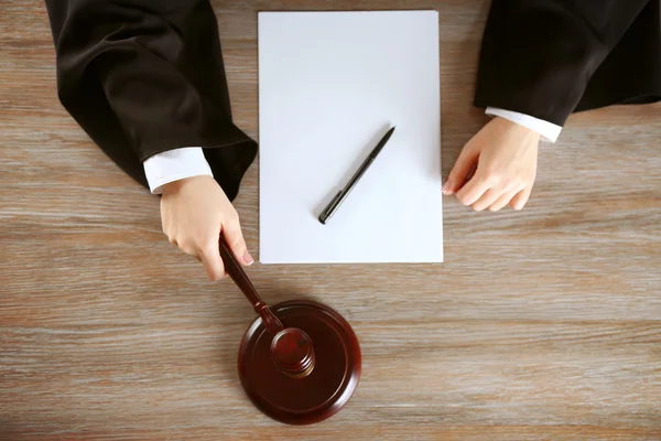 Juiz batendo Gavel — Fotografia de Stock