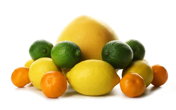 Un montón de cítricos mixtos incluyendo limones, limas, mandarinas y pomelo aislados sobre un fondo blanco, de cerca —  Fotos de Stock