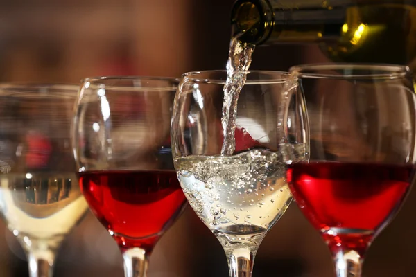 White wine pouring into wine glass, closeup — Stock Photo, Image