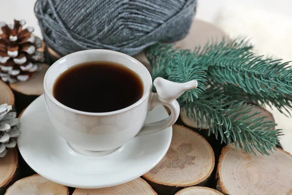 Hermosa composición de invierno con taza de bebida caliente —  Fotos de Stock