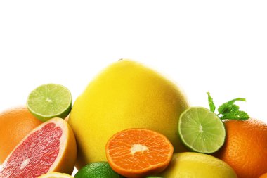 Beyaz bir arka plan üzerinde izole nane dal ile limon, limon, greyfurt, pomelo ve mandalina dahil olmak üzere narenciye meyve karışık, yakın çekim