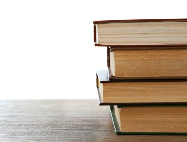 Yığın kitap masada