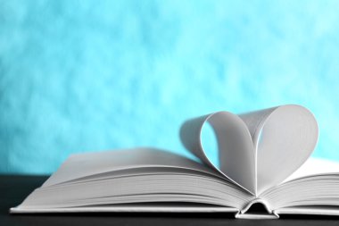 Kitabın sayfaları kalp şekil kavisli