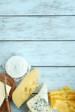 Çerçeve mavi ahşap masa üzerinde taze süt ürünleri