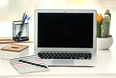 Ofisteki masada bir bilgisayar var.