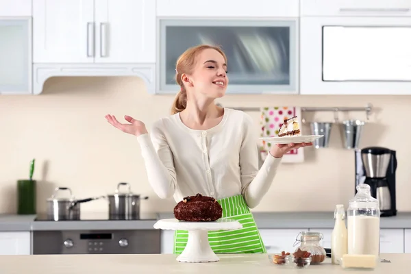Vrouw en chocolade taart — Stockfoto