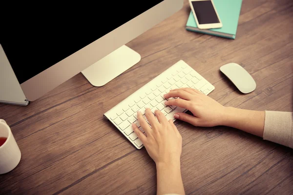 Concepto de trabajo. Mujer escribiendo en el teclado, de cerca — Foto de Stock