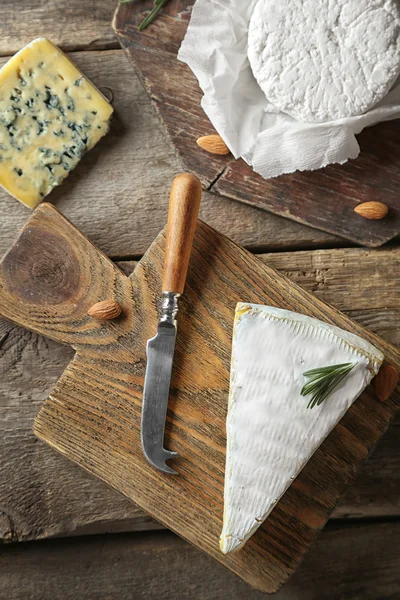 Set van zuivelproducten op houten tafel, bovenaanzicht — Stockfoto