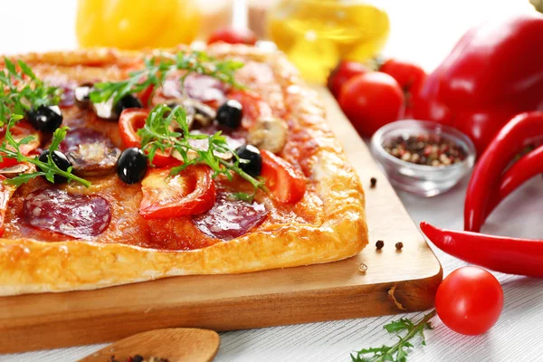 Vynikající pizza obdélník na stole, detail — Stock fotografie
