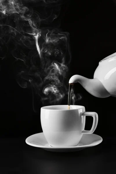 Pouring hot tea from a kettle — Stock Photo, Image