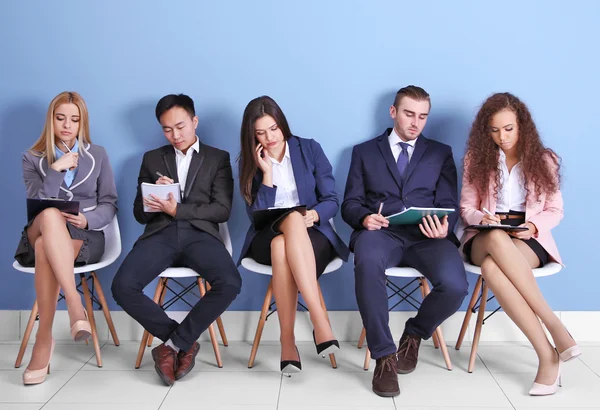 Menschen sitzen auf Stühlen — Stockfoto