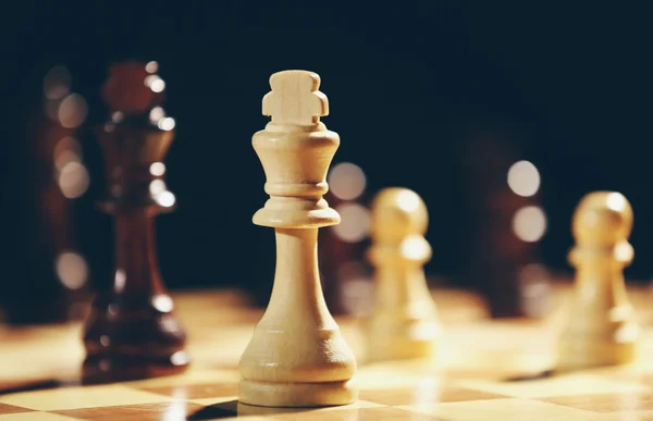 Πιόνια σκακιού και επιτραπέζιο παιχνίδι — Φωτογραφία Αρχείου