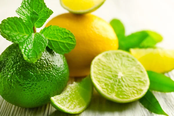 Fresh limes, lemon and mint — Stock Photo, Image