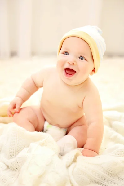 Adorabile bambino in pannolino e cappello — Foto Stock