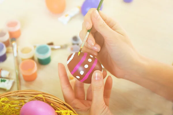 Mani femminili pittura uova di Pasqua — Foto Stock