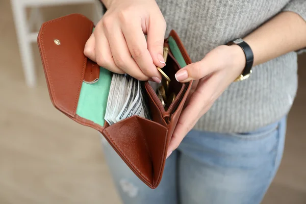 돈 이 가득 한 지갑 — 스톡 사진