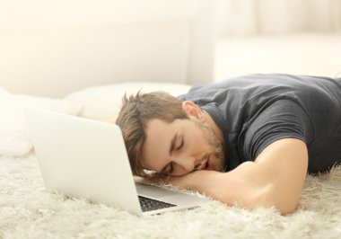 Eğitim sırasında adam uyuya.