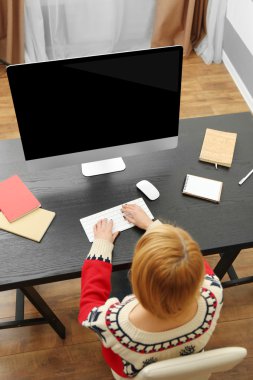 Modern bilgisayar kullanan kız