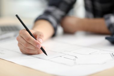 Planları ile çalışan mühendis