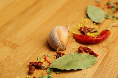 Kesme tahtası, closeup üzerinde farklı baharatlar