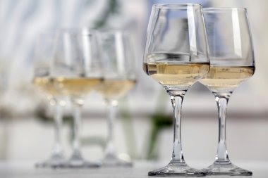 Tablo closeup beyaz şarap gözlük