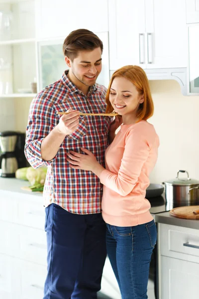 Casal cozinhar na cozinha — Fotografia de Stock