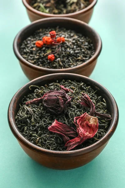 Variedad de té verde en cuencos de madera sobre mesa azul, primer plano — Foto de Stock